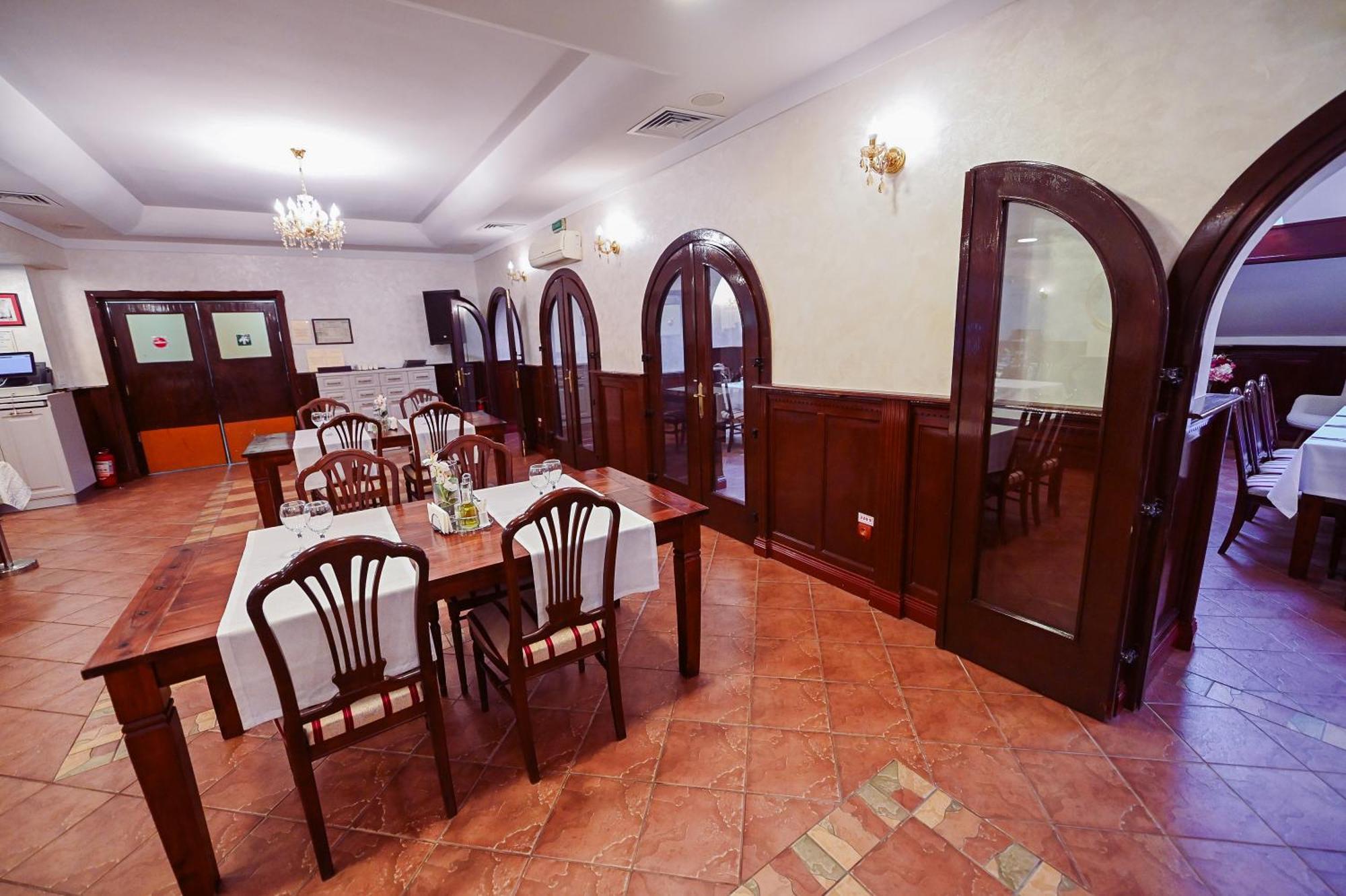 Hotel Conacul Domnesc à Suceava Extérieur photo